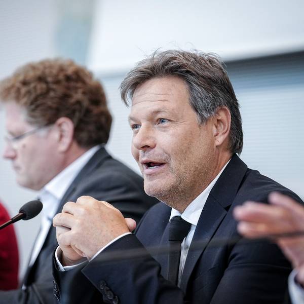 Robert Habeck (r.) konnte seinen Staatssekretär Patrick Graichen nicht im Amt halten.