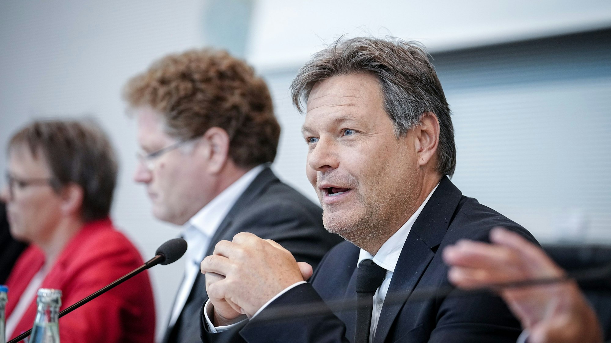 Robert Habeck (r.) konnte seinen Staatssekretär Patrick Graichen nicht im Amt halten.