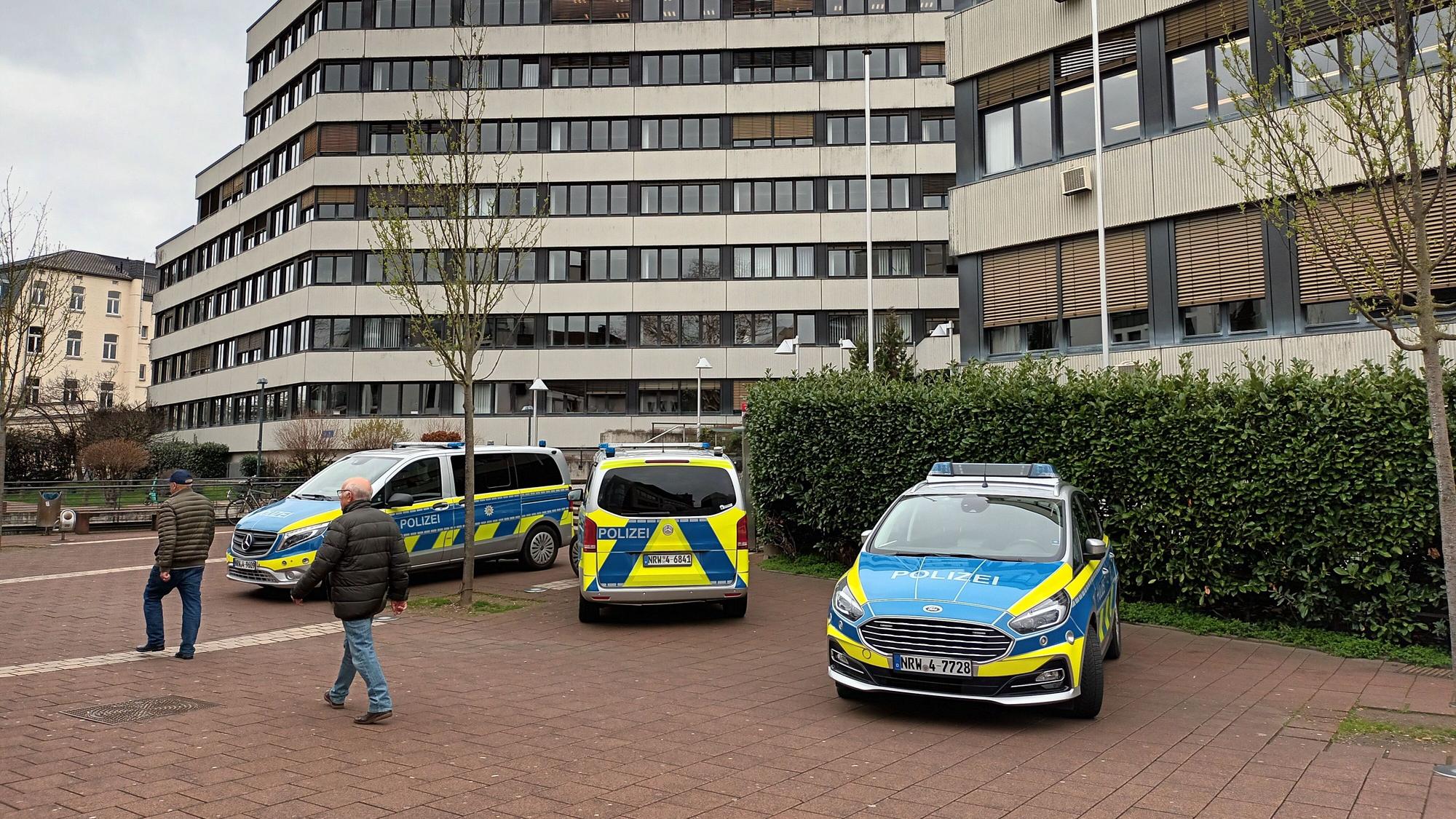 Gerichtsgebäude mit Polizeiwagen