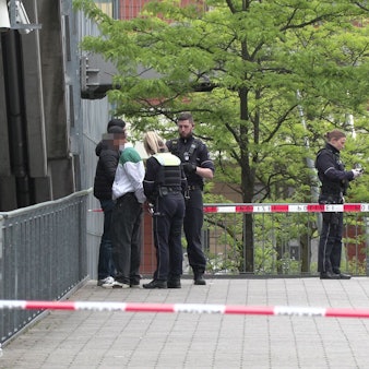 Nach der Messerattacke in der Nähe des Polizeipräsidiums wurden in Kalk am Dienstagabend mehrere Jugendliche kontrolliert.