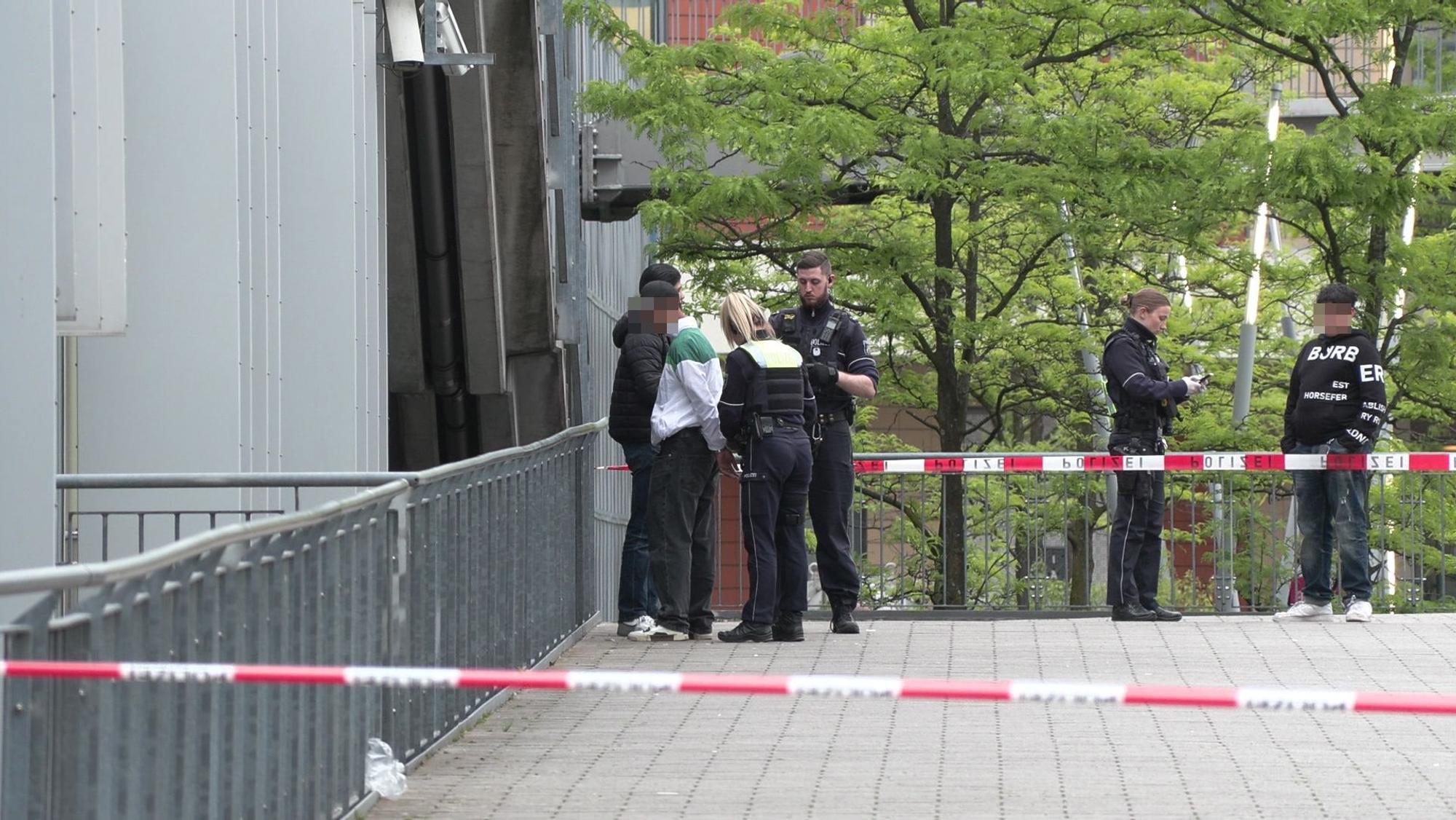 Nach der Messerattacke in der Nähe des Polizeipräsidiums wurden in Kalk am Dienstagabend mehrere Jugendliche kontrolliert.
