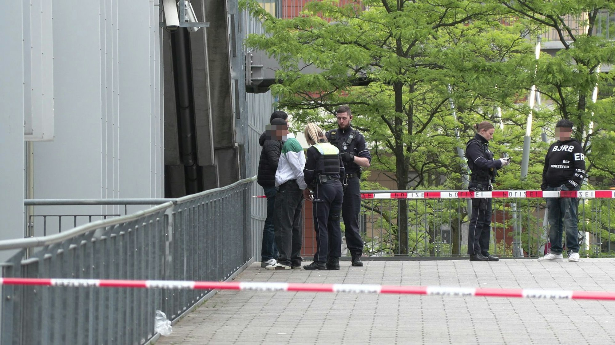 Nach der Messerattacke in der Nähe des Polizeipräsidiums wurden in Kalk am Dienstagabend mehrere Jugendliche kontrolliert.