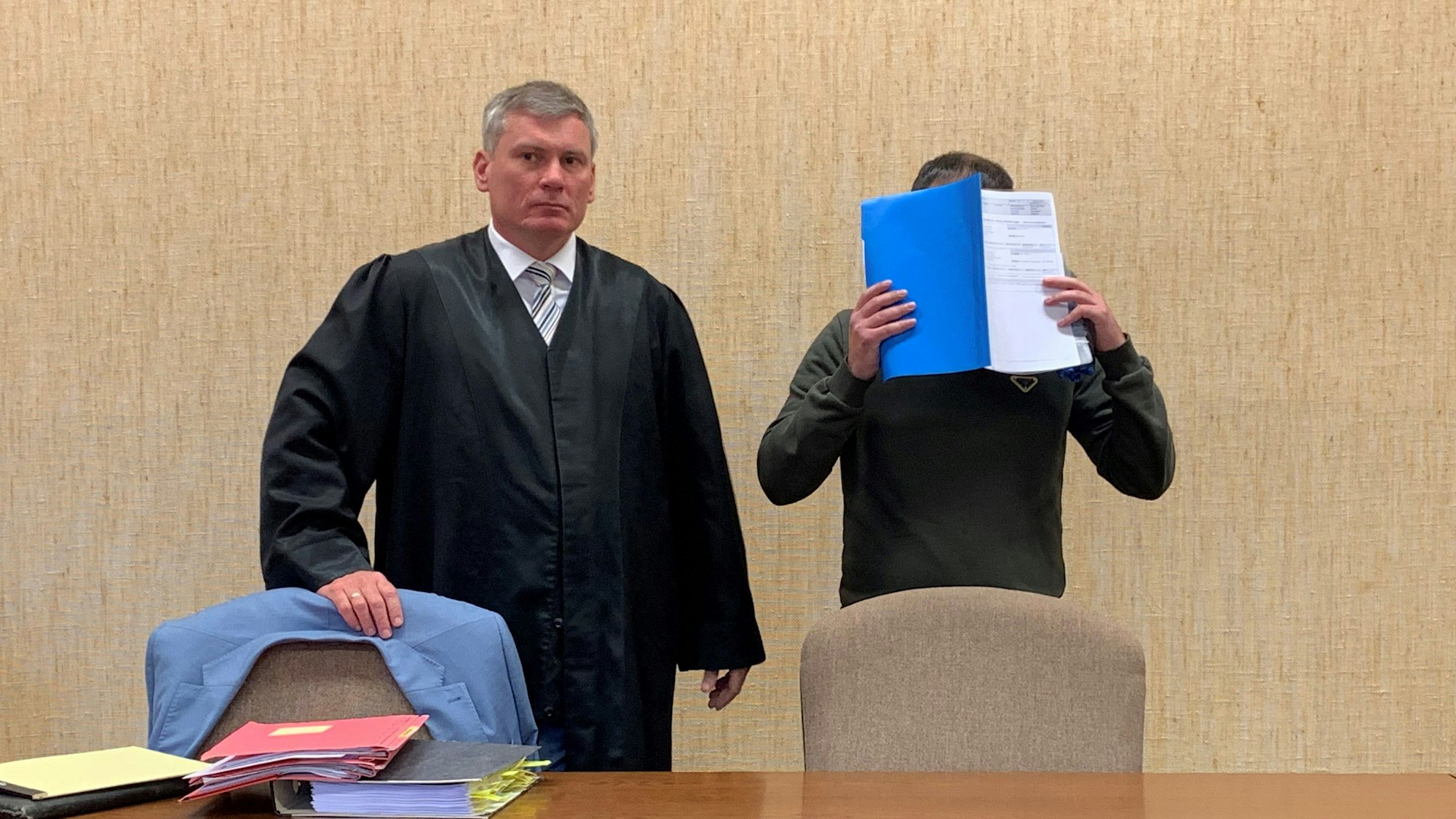 Verteidiger Frank Seebode mit dem Angeklagten.