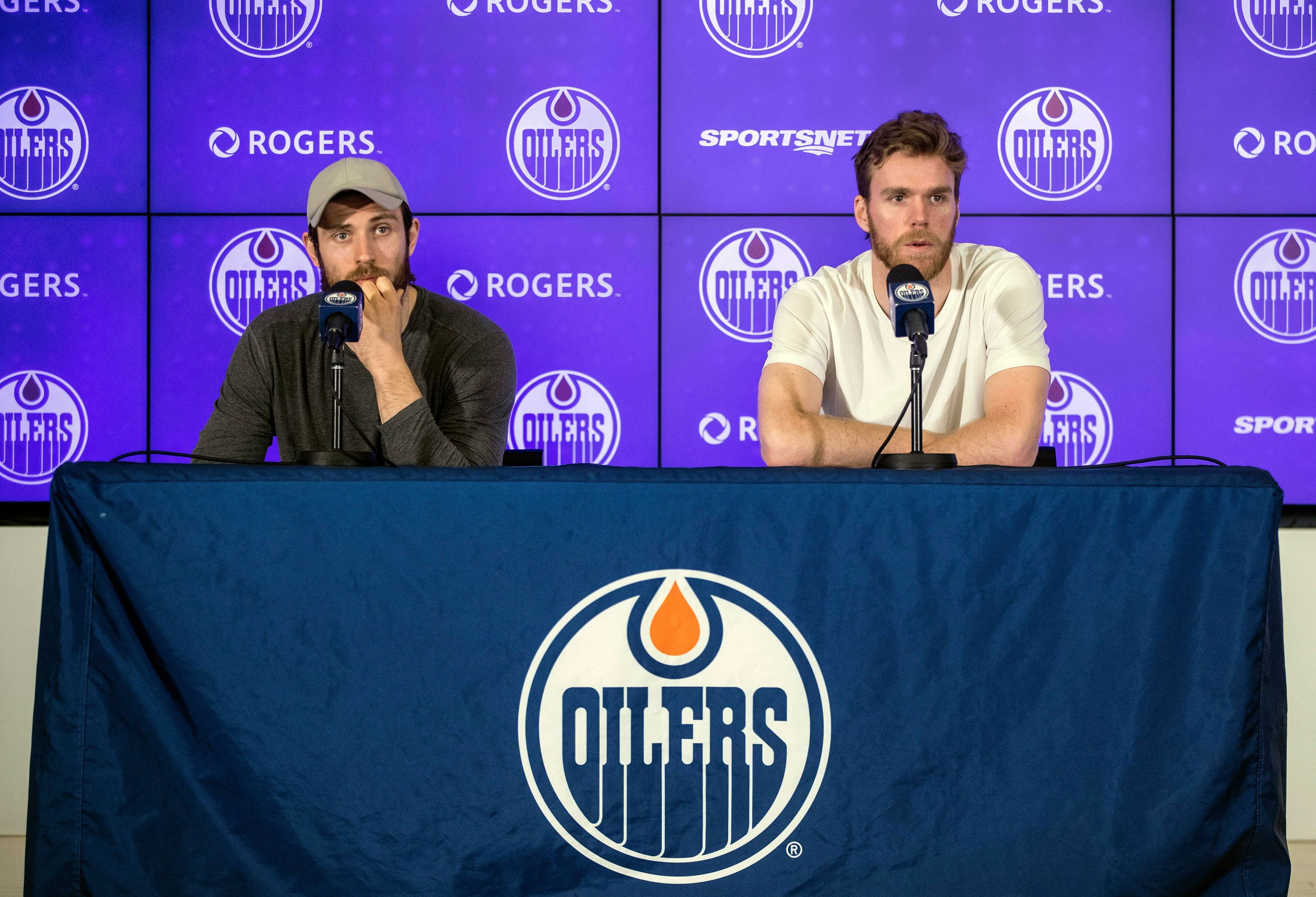 Leon Draisaitl und Connor McDavid sprechen nach dem Playoff-Aus mit den Medien.