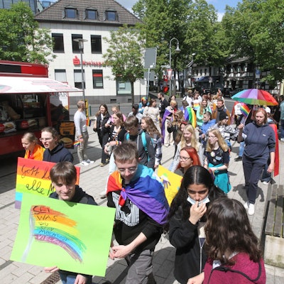 Es sind die Schüler bei der Demo mit Schildern zu sehen.