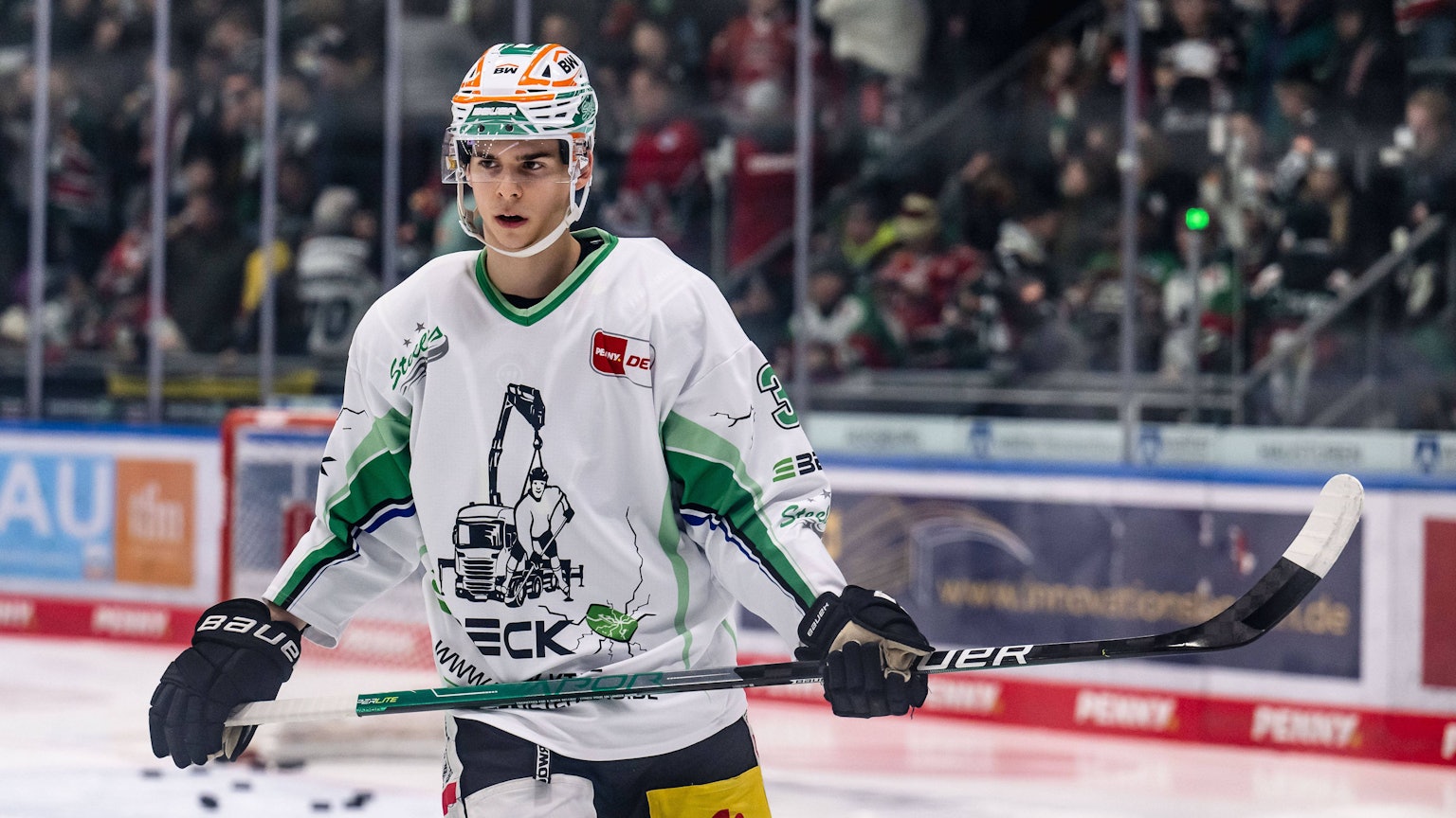 Elias Lindner steht auf dem Eis