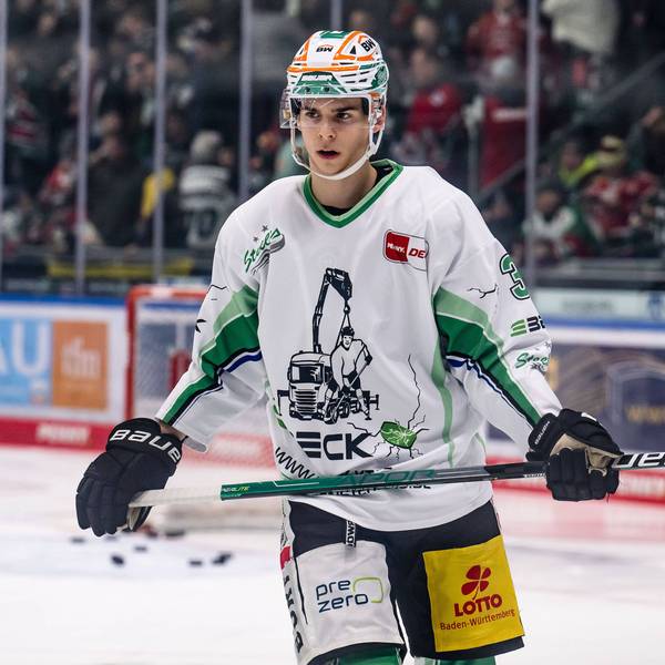 Elias Lindner steht auf dem Eis