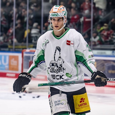 Elias Lindner steht auf dem Eis