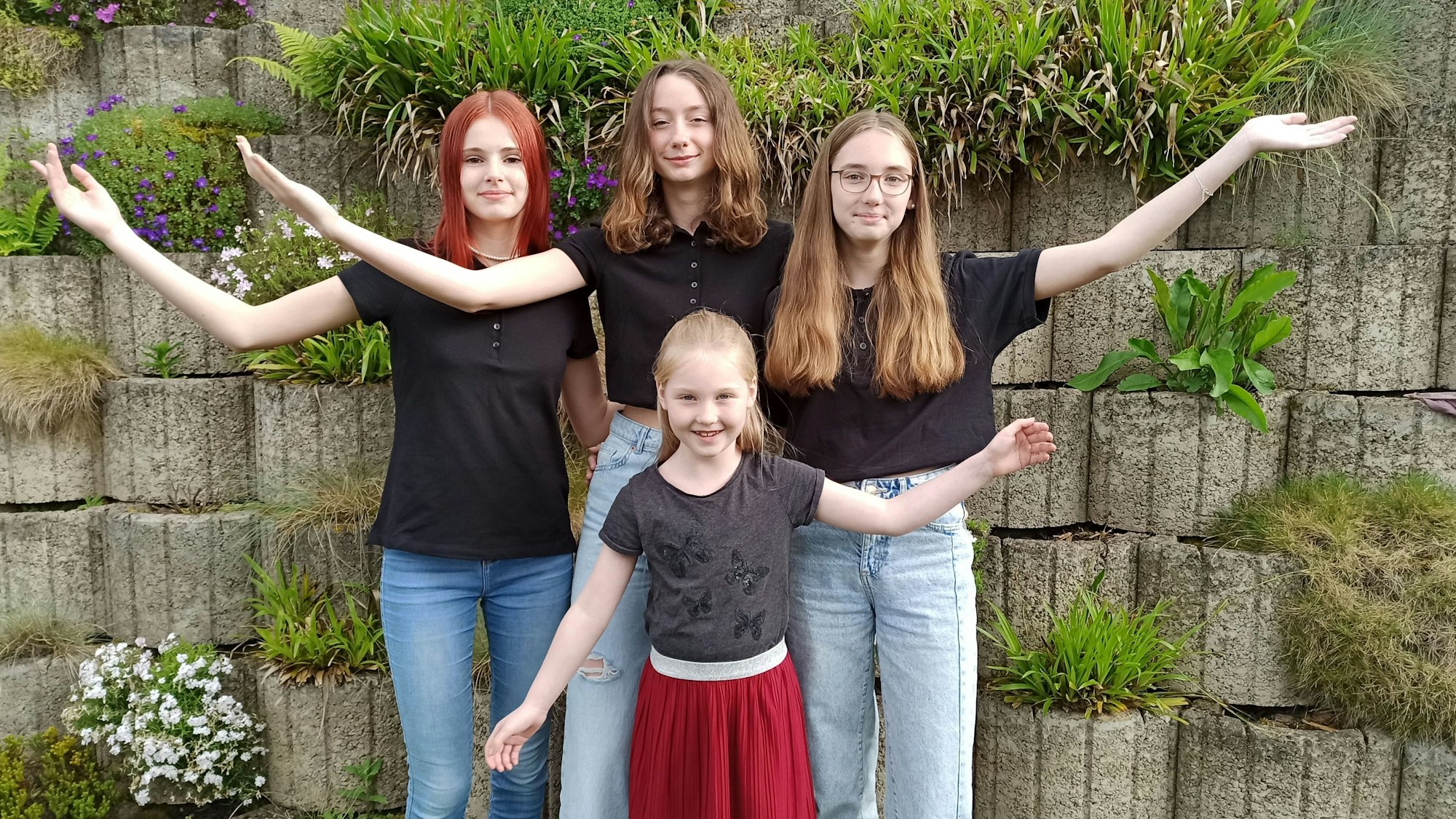 17. Mai 2023. Alfter. Mia Kentenich (hinten Mitte) ist die designierte Kinderalreda von Alfter. Begleitet wird sie von ihren Adjutantinnen Julia (Julchen) Mörsch (hinten links) und Julie Echtermann (hinten rechts) sowie von Amy Echtermann (vorne). Foto: Frank Engel-Strebel