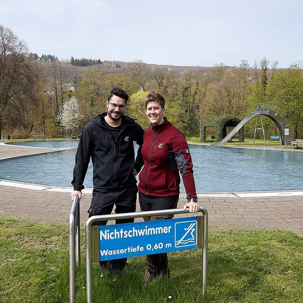 Es sind Jacqueline Fesel (r.) und Christian Springer im Freibad zu sehen.