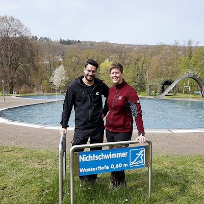 Es sind Jacqueline Fesel (r.) und Christian Springer im Freibad zu sehen.