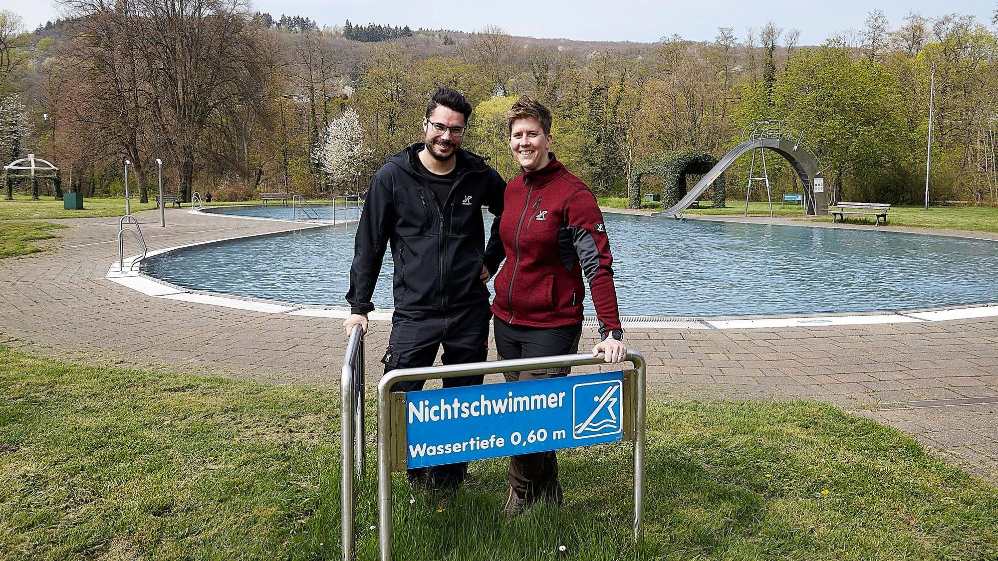 Es sind Jacqueline Fesel (r.) und Christian Springer im Freibad zu sehen.