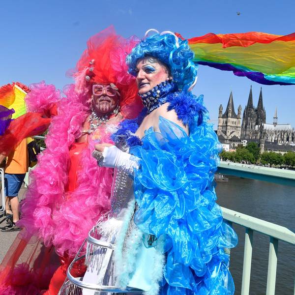 03.07.2022, Nordrhein-Westfalen, Köln: Horst und Uwe feiern bei der diesjährigen CSD-Parade am Start auf der Deutzer Brücke. Im Hintergrund ist der Kölner Dom zu sehen. Manche Menschen hatten sich für die CSD-Parade fantasievoll verkleidet.