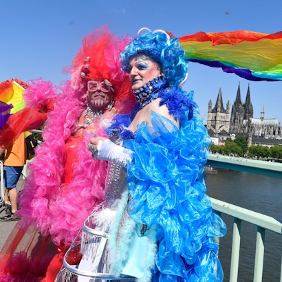 03.07.2022, Nordrhein-Westfalen, Köln: Horst und Uwe feiern bei der diesjährigen CSD-Parade am Start auf der Deutzer Brücke. Im Hintergrund ist der Kölner Dom zu sehen. Manche Menschen hatten sich für die CSD-Parade fantasievoll verkleidet.