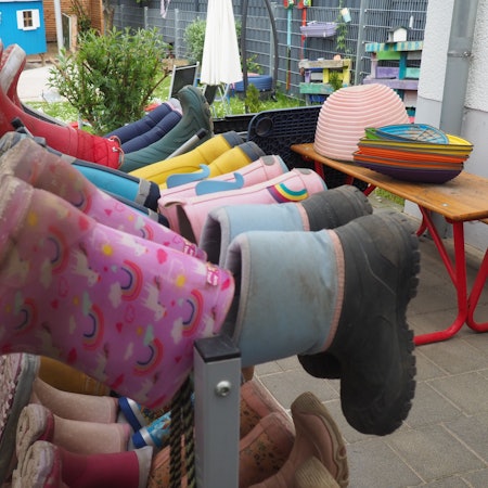 Auf dem Foto ist ein Ständer mit Gummistiefeln in einer Kita zu sehen.