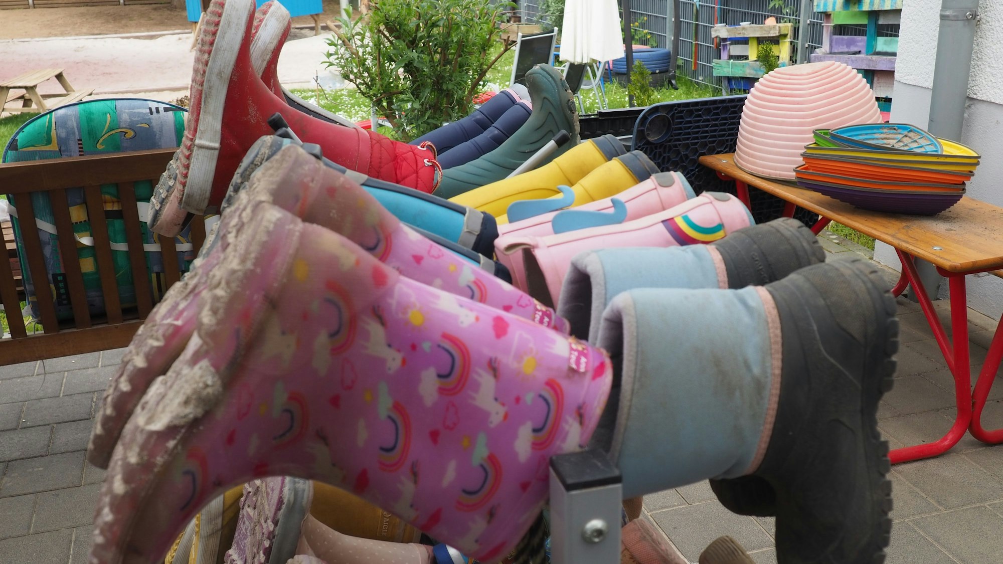 Auf dem Foto ist ein Ständer mit Gummistiefeln in einer Kita zu sehen.