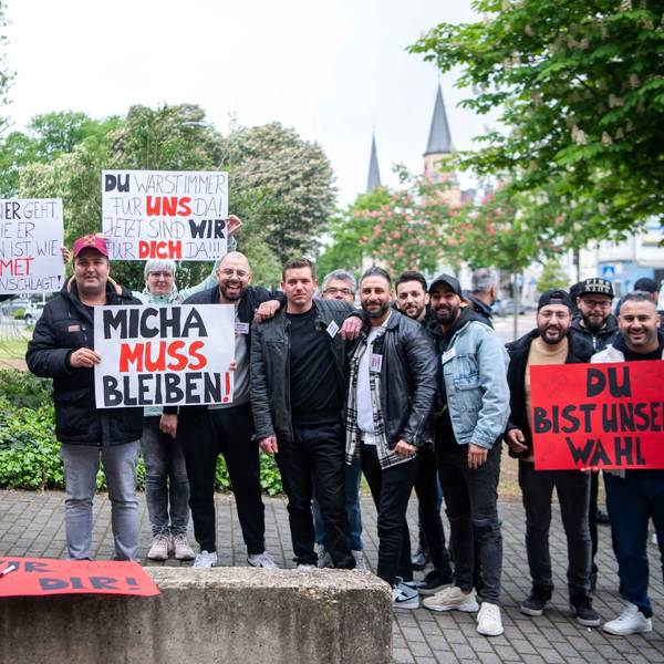 Die dm-Mitarbeitenden hatten Plakate für Michael Betke gestaltet.