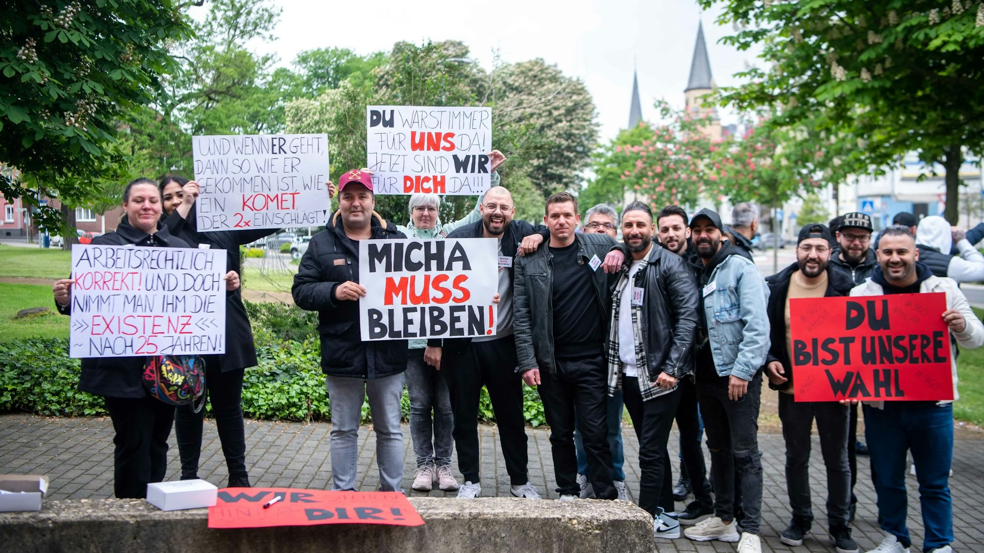 Die dm-Mitarbeitenden hatten Plakate für Michael Betke gestaltet.