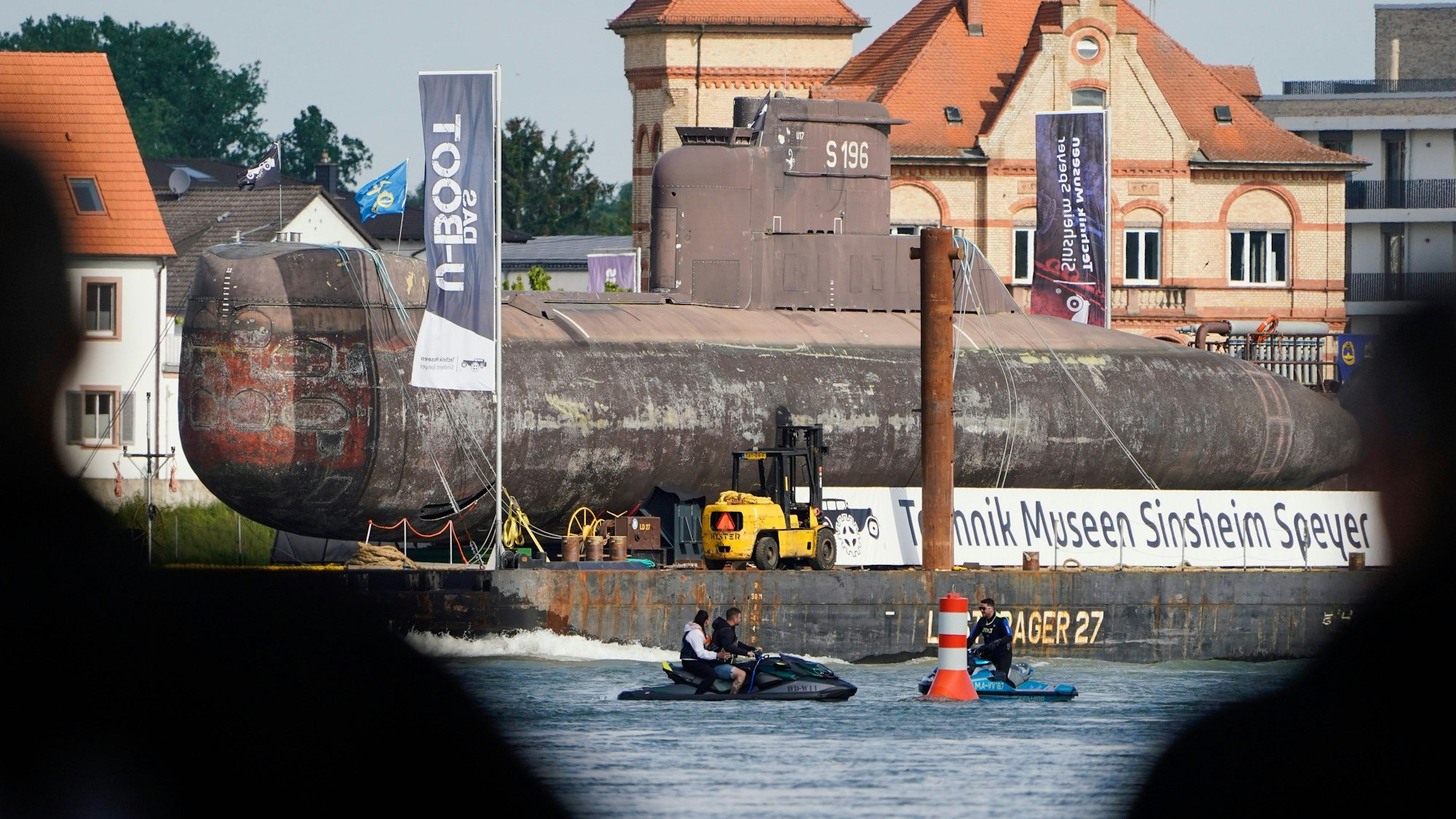 17.05.2023, Rheinland-Pfalz, Speyer: Ein ausgemustertes U-Boot U17 fährt auf dem Rhein bei Speyer auf einem Transportschiff zum Naturhafen Speyer. Das Boot war über 35 Jahre im Dienst der Deutschen Marine und soll am 21. Mai über die Straße ins Technikmuseum Speyer transportiert werden. Foto: Uwe Anspach/dpa +++ dpa-Bildfunk +++