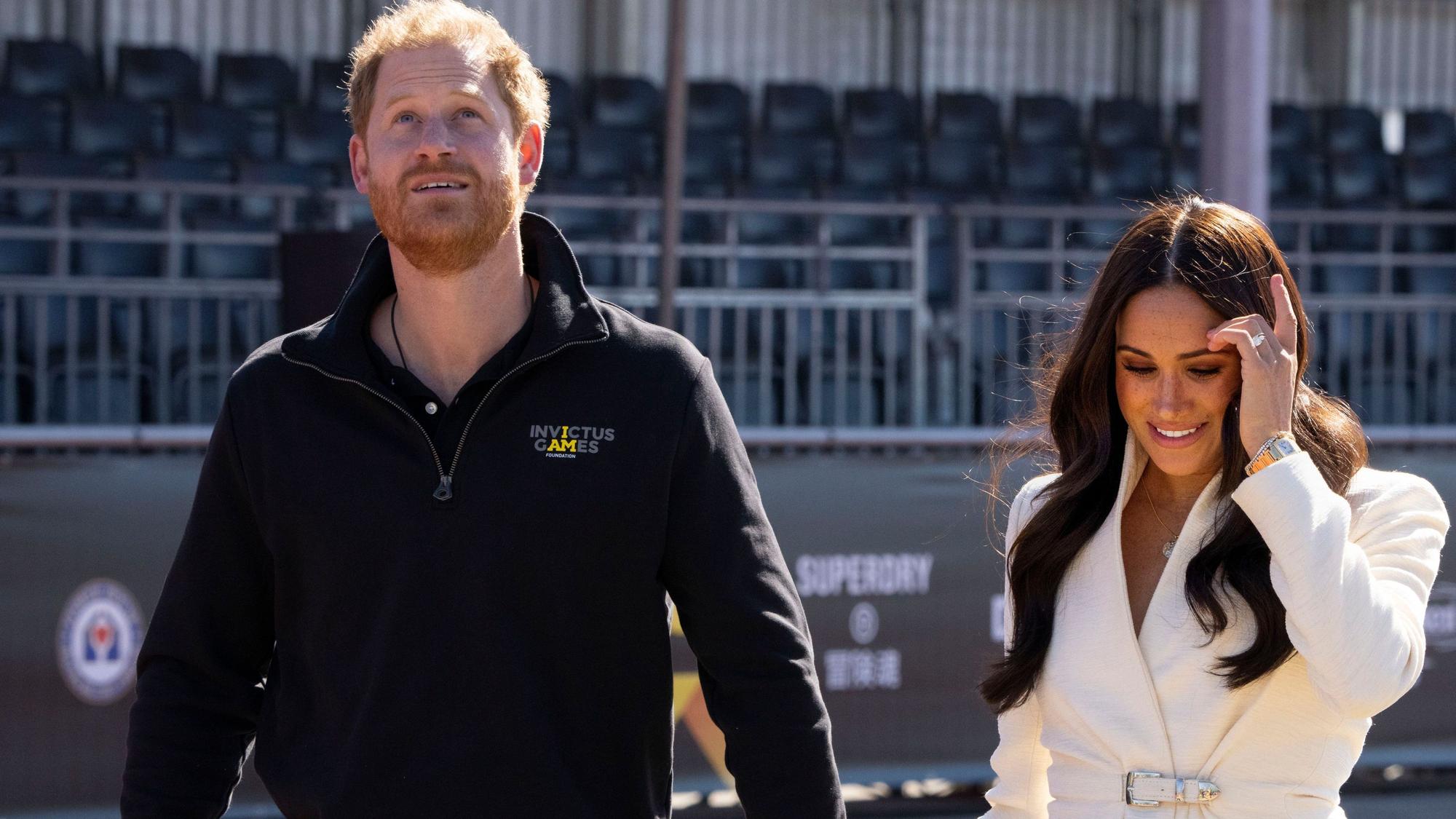 Prinz Harry und Meghan Markle halten sich an den Händen.
