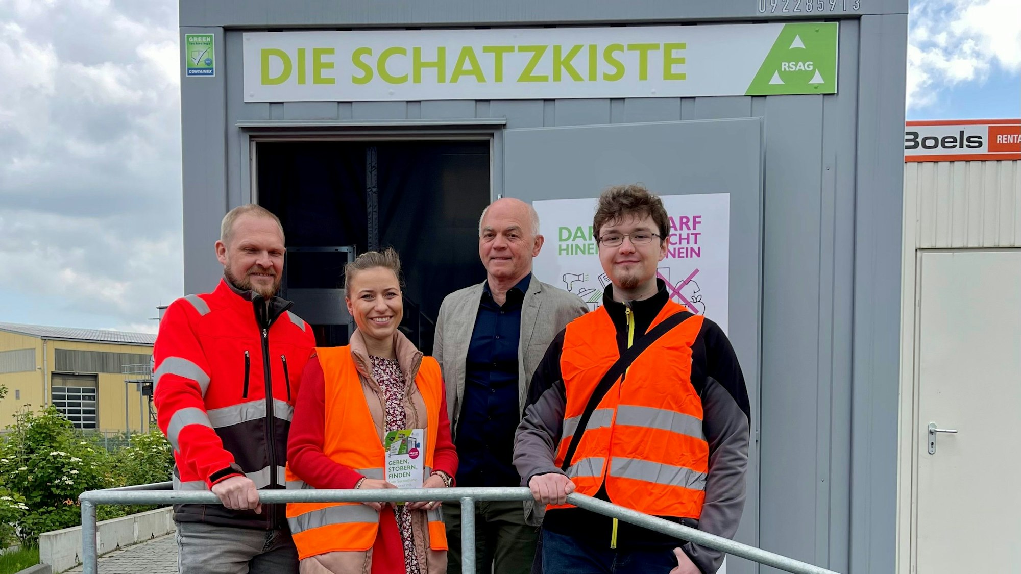 Swisttal-Miel-RSAG Entsorgungsanlage
Schatzkiste
v.l.
Mike Kuhn
Vivian Stocksiefen
Joachim Schölzel
Oliver Franzen