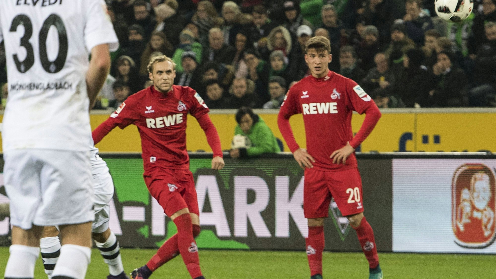 Marcel RISSE (K, 2.v.r.) erzielt das Tor, Siegtor, zum 2:1 unter interessierter Beobachtung von Salih OEZCAN (Özcan, K, r.;), der bei dem Freistoss zugespielt hatte; Fussball 1. Bundesliga, 11. Spieltag, Borussia Moenchengladbach (MG) - 1. FC Koeln (K) 1:2, am 19.11.2016 in Moenchengladbach / Deutschland.
Marcel Cracks K 2 v r reached the goal Siegtor to 2 1 under interested Observation from Salih Oezcan Özcan K r the at the Free kick zugespielt had Football 1 Bundesliga 11 Matchday Borussia Moenchengladbach MG 1 FC Cologne K 1 2 at 19 11 2016 in Moenchengladbach Germany