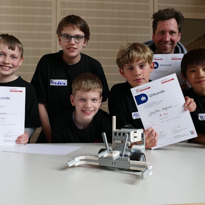 Es sind die teilnehmenden Kinder mit ihren Urkunden zu sehen.