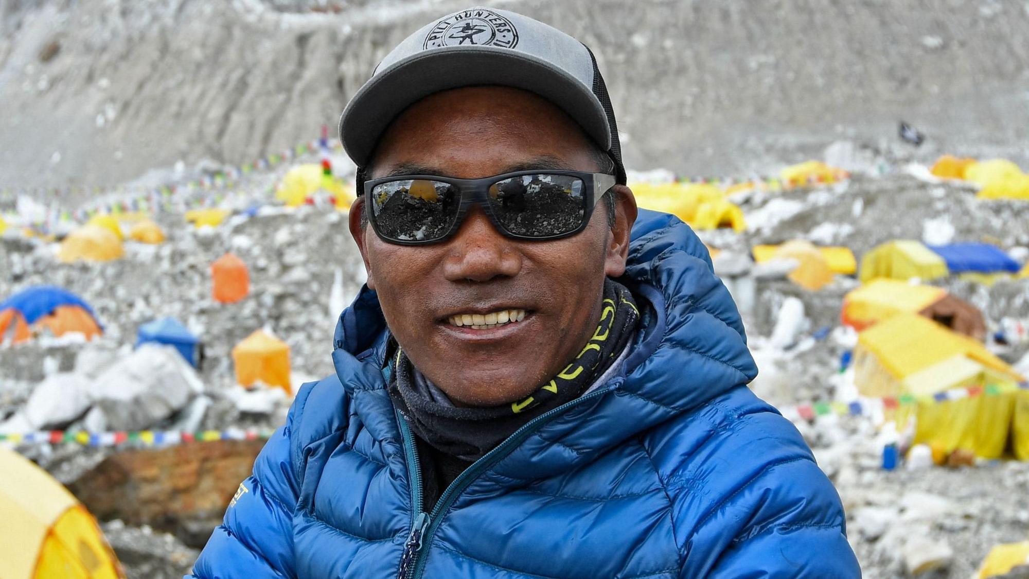 Kami Rita Sherpa hat zum 27. Mal den Mount Everest (Chomolungma) bestiegen – und damit seinen eigenen Rekord verbessert. Das Foto zeigt den Bergsteiger im Everest-Basecamp auf rund 5.300 Metern Höhe. (Archivbild)