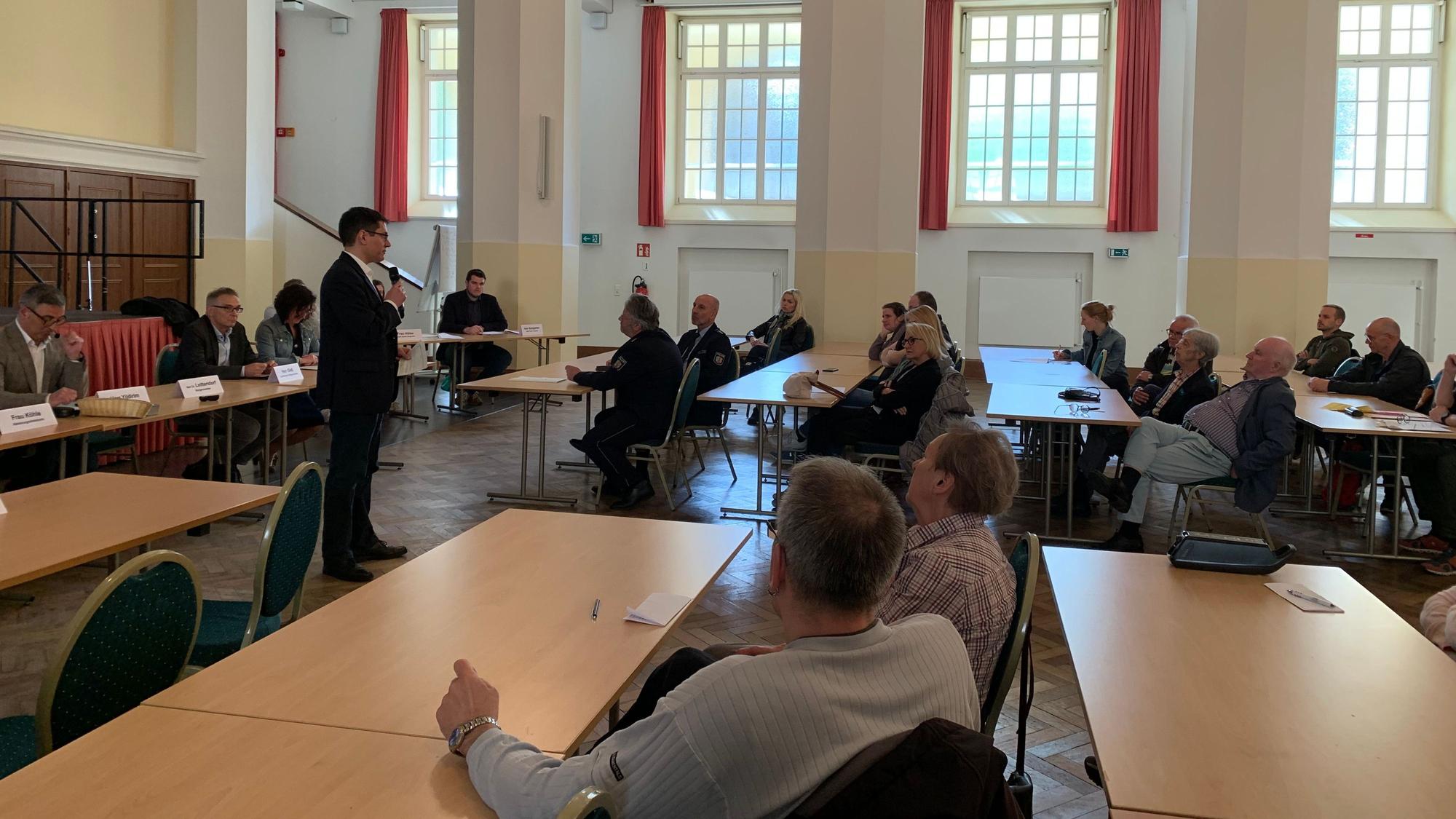 Es ist die Bürgerveranstaltung zur ZUE in der Aula zu sehen.