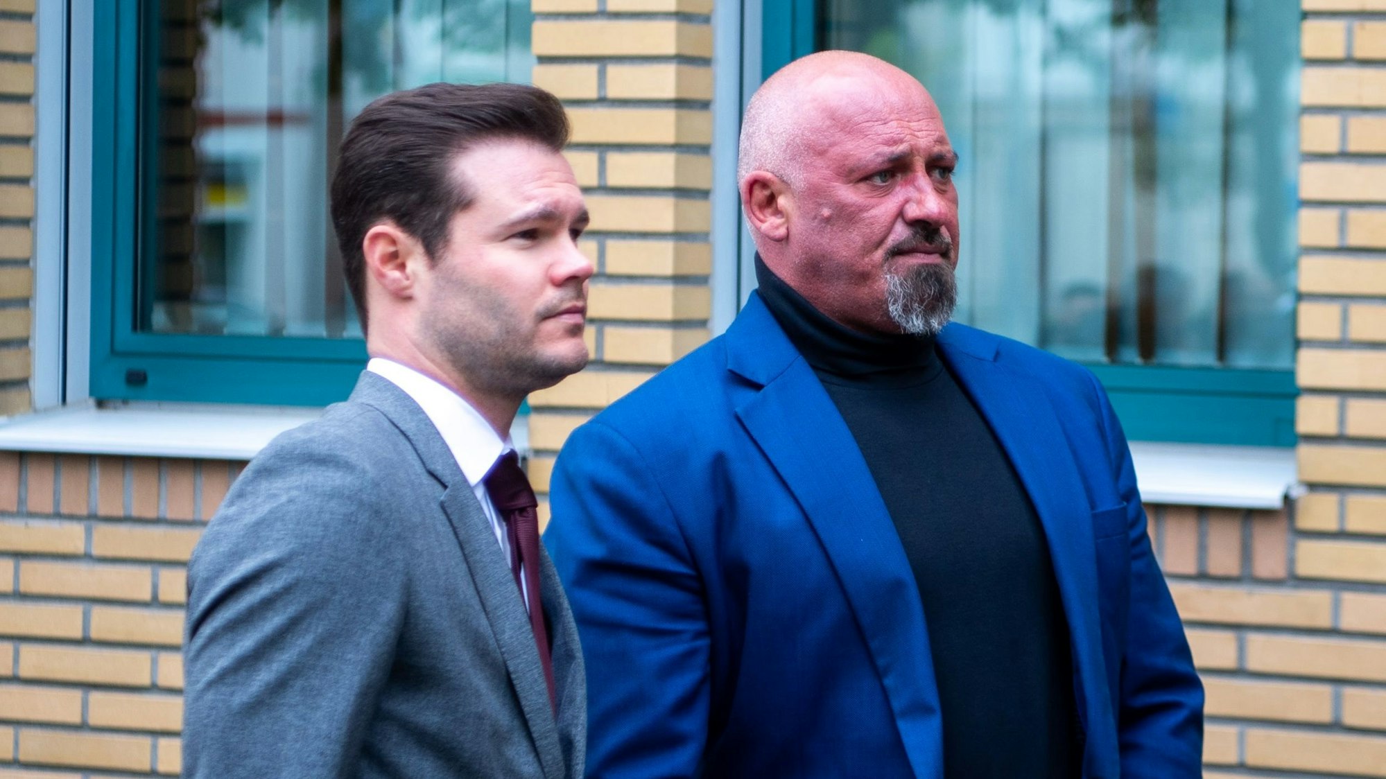 Das Bild zeigt Michael Betke (r.) mit seinem Anwalt vor dem Euskirchener Amtsgericht.