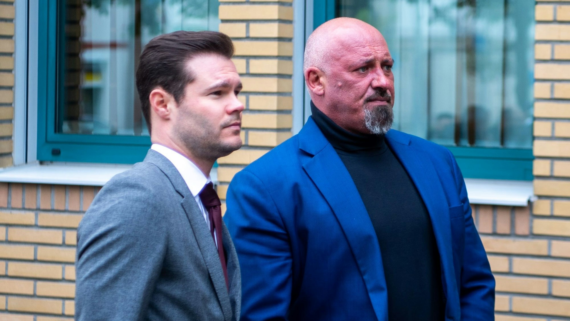 Anwalt Dustin Koehler (l.) und Betriebsratschef Michael Betke vor dem Euskirchener Amtsgericht.