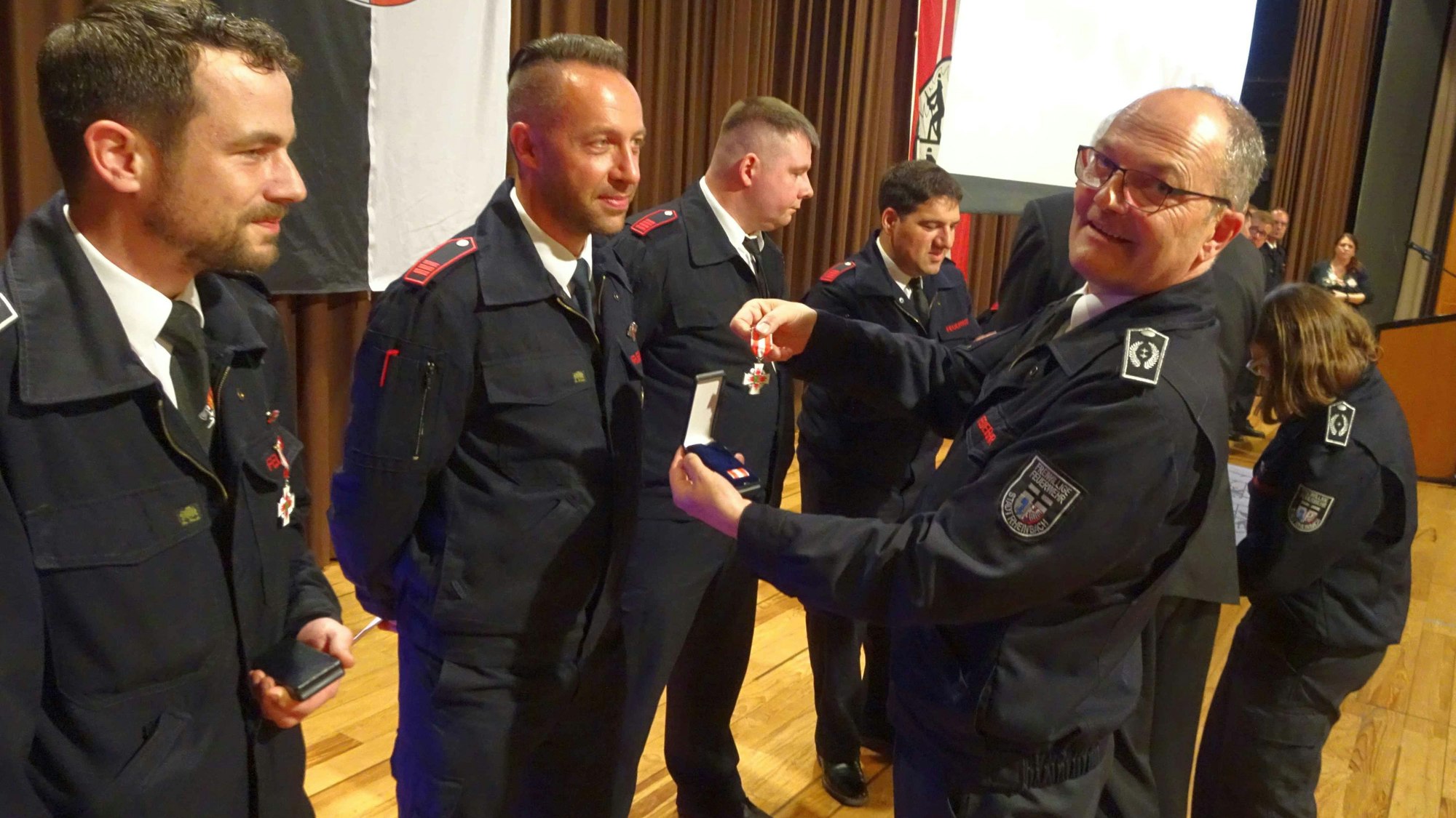 Kameradschaftsabend FF Rheinbach. Ehrungen durch Wehrleiter Jörg Kirchhartz (rechts), Stellvertreterin Katarina Knoch und BM Ludger Banken.