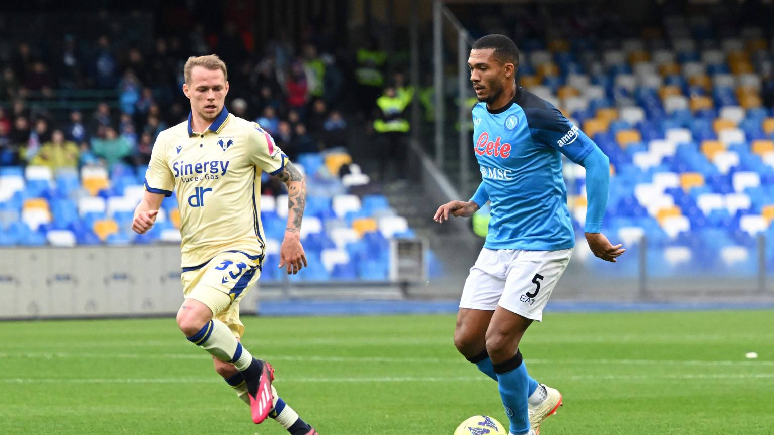 Napoli's Brazilian defender Juan Jesus (R) is challenged by Hellas Verona's Slovakian midfielder Ondrej Duda (L) during the Italian Serie A football match between Napoli and Hellas Verona at the Maradona stadium in Naples, on April 15, 2023. (Photo by Andreas SOLARO / AFP)