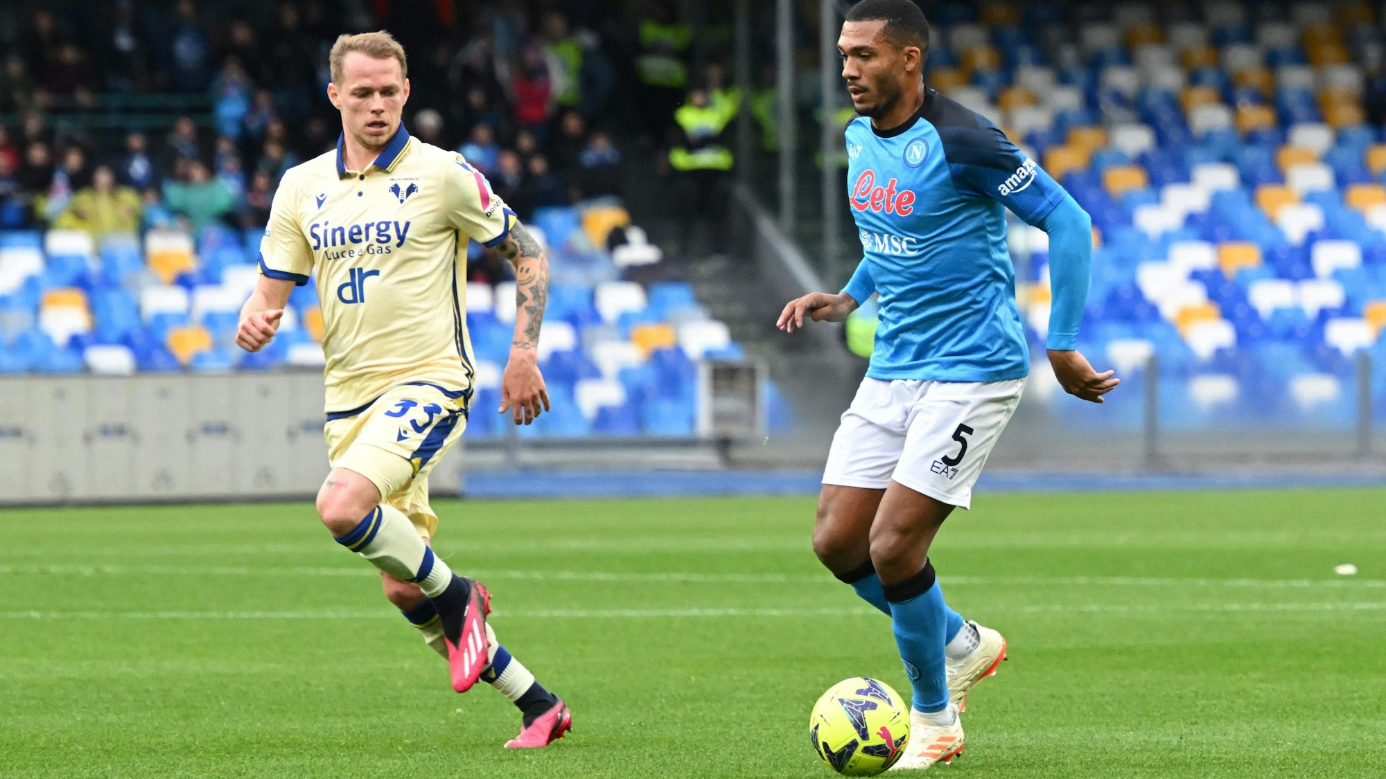 Napoli's Brazilian defender Juan Jesus (R) is challenged by Hellas Verona's Slovakian midfielder Ondrej Duda (L) during the Italian Serie A football match between Napoli and Hellas Verona at the Maradona stadium in Naples, on April 15, 2023. (Photo by Andreas SOLARO / AFP)