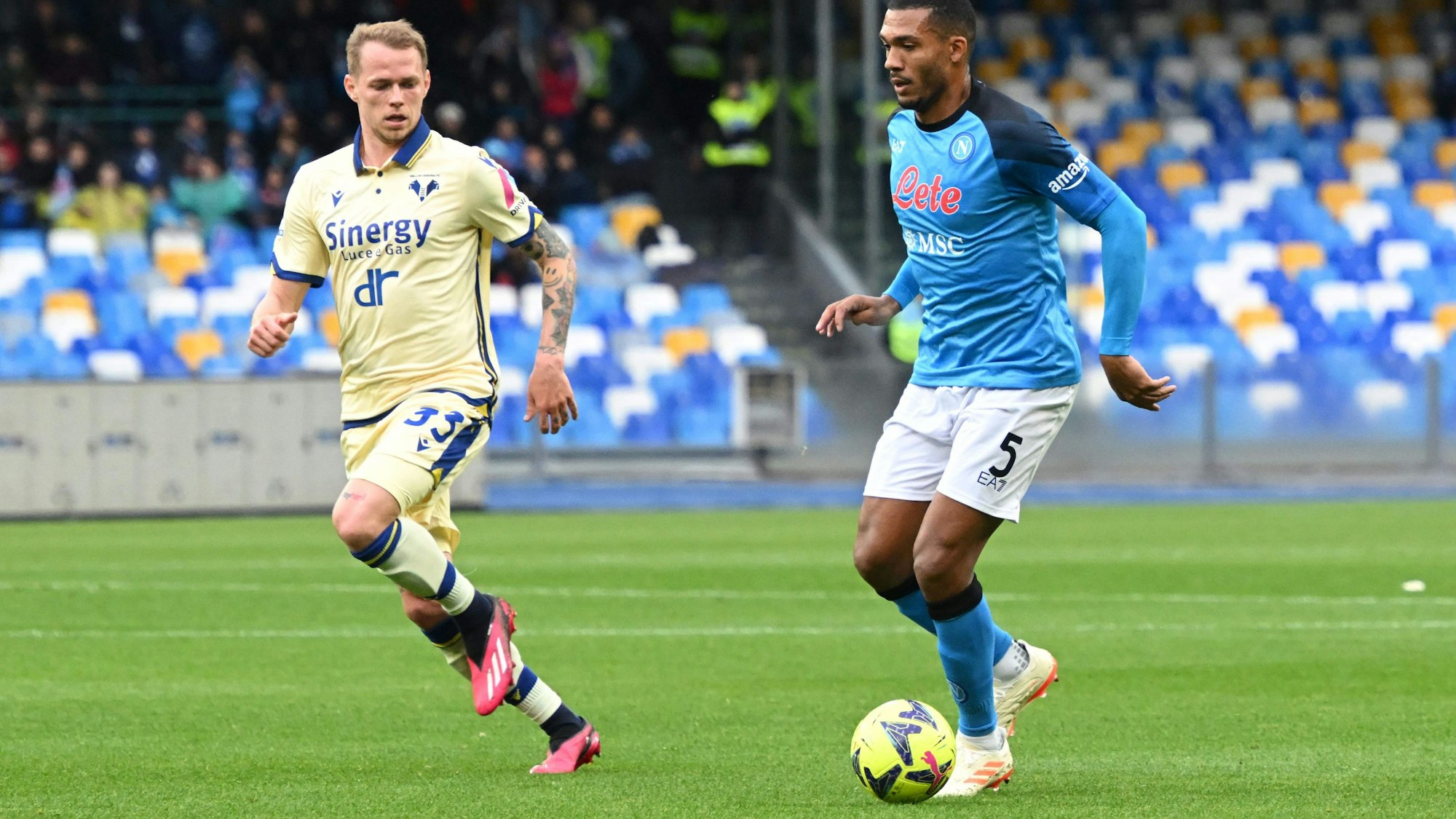 Napoli's Brazilian defender Juan Jesus (R) is challenged by Hellas Verona's Slovakian midfielder Ondrej Duda (L) during the Italian Serie A football match between Napoli and Hellas Verona at the Maradona stadium in Naples, on April 15, 2023. (Photo by Andreas SOLARO / AFP)