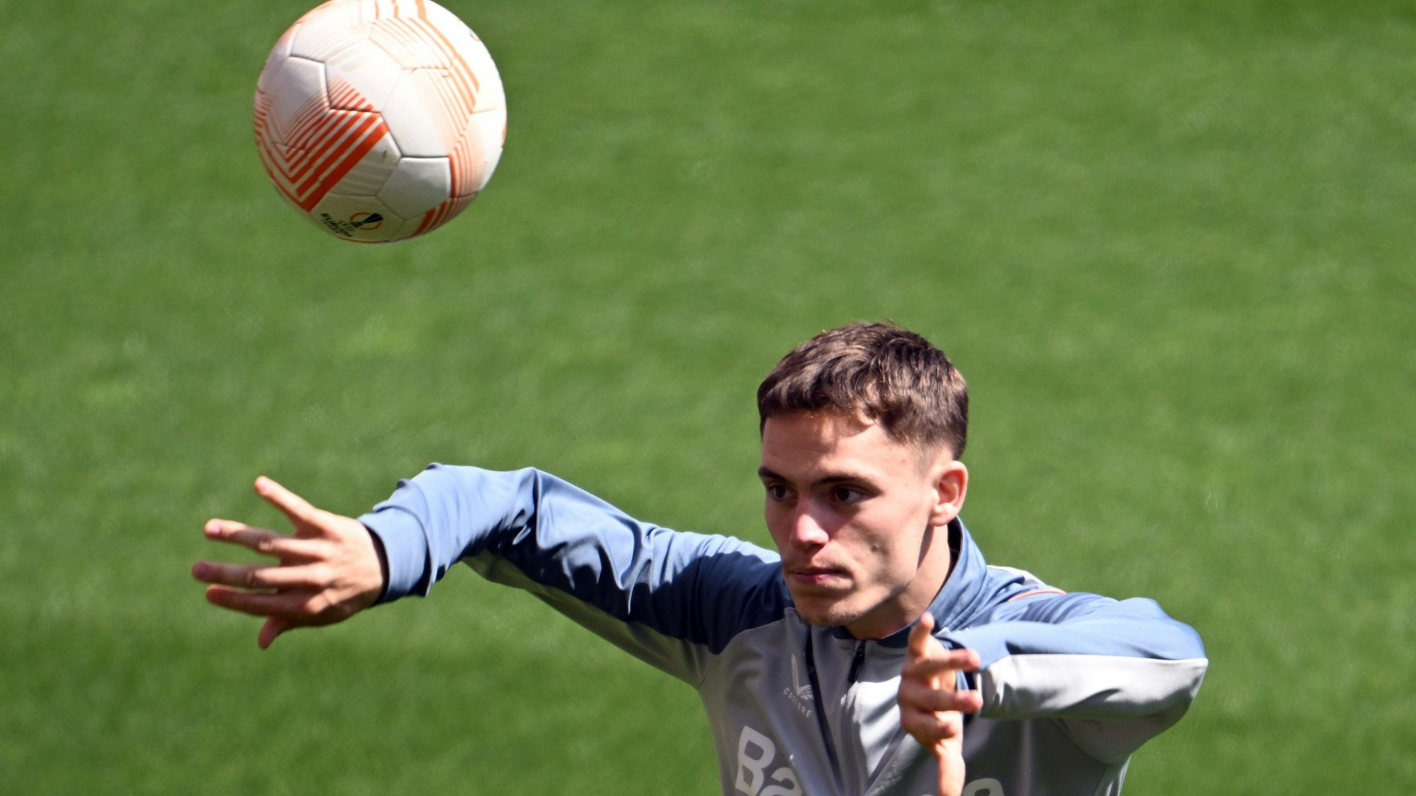 17.05.2023, Nordrhein-Westfalen, Leverkusen: Fußball: Europa League, vor dem Halbfinal-Rückspiel Bayer Leverkusen - AS Rom. Leverkusens Florian Wirtz in Aktion während des Abschlusstrainings. Foto: Federico Gambarini/dpa +++ dpa-Bildfunk +++