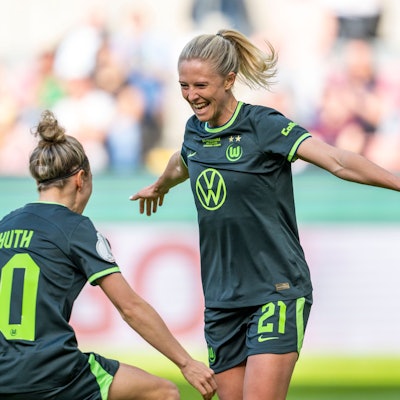Wolfsburgs Rebecka Blomqvist (r) jubelt nach ihrem Tor zum 2:1 mit Wolfsburgs Svenja Huth.