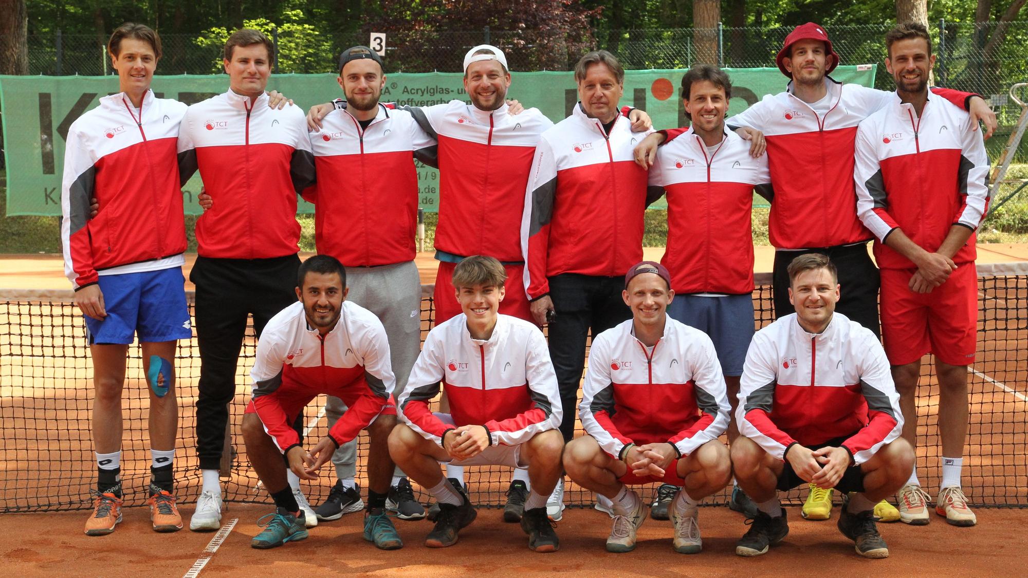 Die Regionalliga-Herren von RW Troisdorf (v.l., oben): Maxime Janvier, Nick Merten, Tim Loosen, Mike Doering, 2. Vorsitzender Claus Dreser, Andrea Arnaboldi, Marco Speronello, Stefano Napolitano. Unten (v.l.): Alessandro Ingarao, Fabio Stapper, Nikolas Walterscheid-Tukic, Sebastian Brück.
