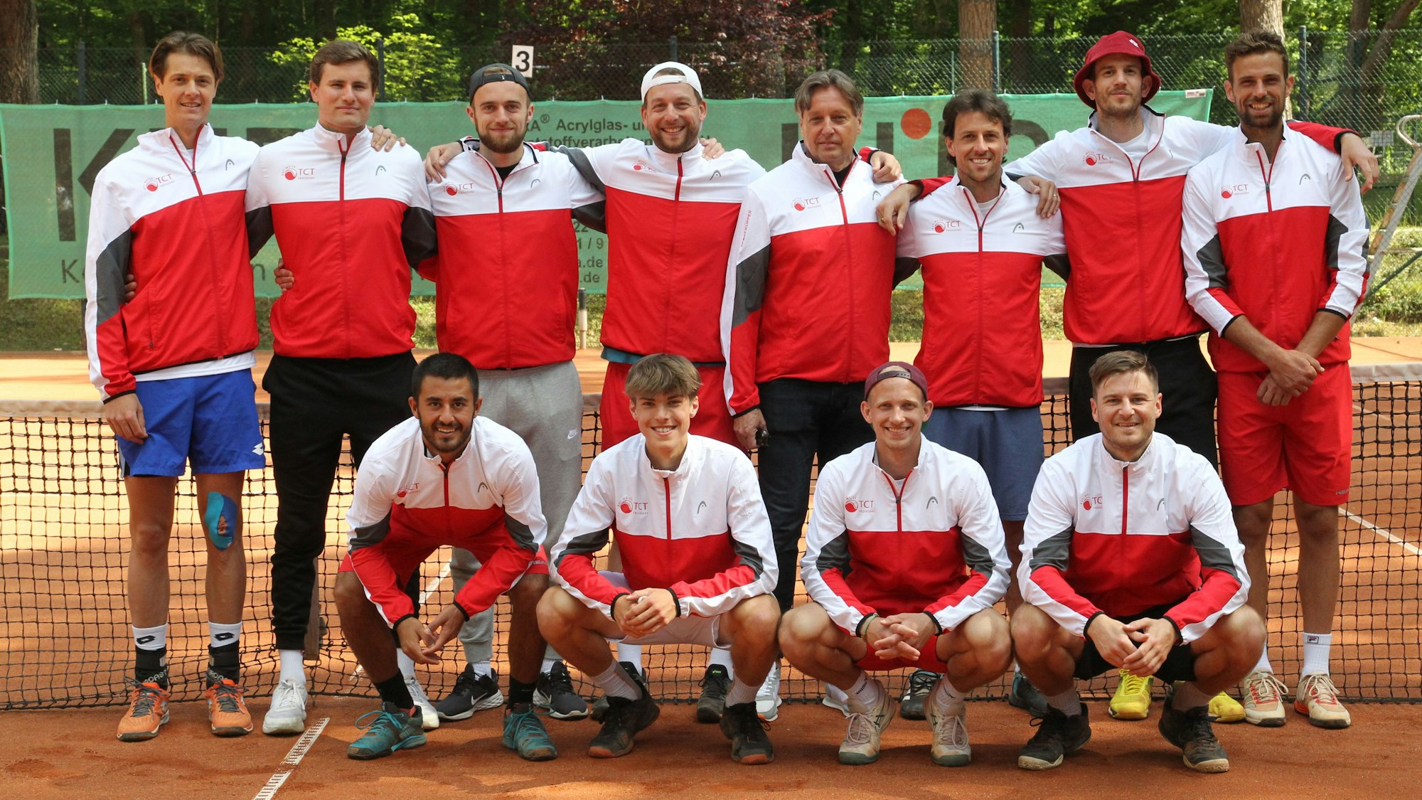 Die Regionalliga-Herren von RW Troisdorf (v.l., oben): Maxime Janvier, Nick Merten, Tim Loosen, Mike Doering, 2. Vorsitzender Claus Dreser, Andrea Arnaboldi, Marco Speronello, Stefano Napolitano. Unten (v.l.): Alessandro Ingarao, Fabio Stapper, Nikolas Walterscheid-Tukic, Sebastian Brück.