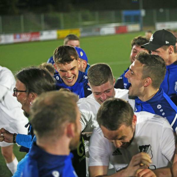 Ein Fußballspieler jubelt nach Spielende.