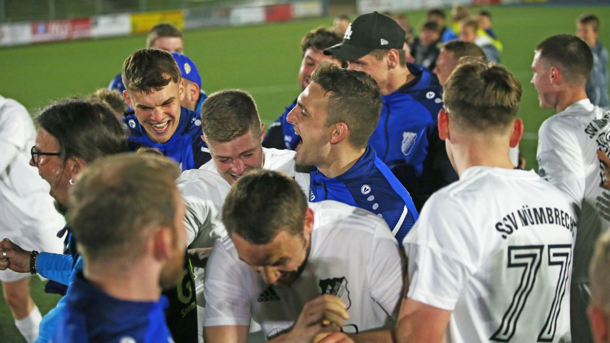 Ein Fußballspieler jubelt nach Spielende.