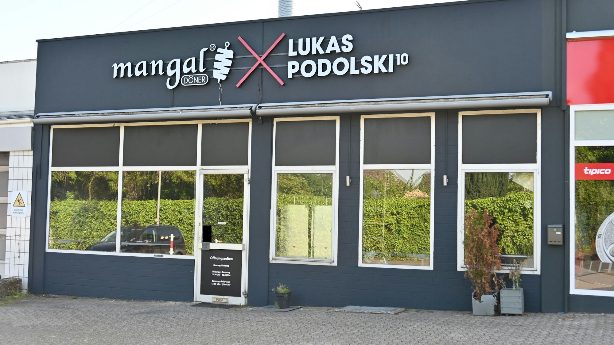 Auf dem Foto ist der „Mangal-Döner-Imbiss“ in Pulheim-Stommeln von außen zu sehen.