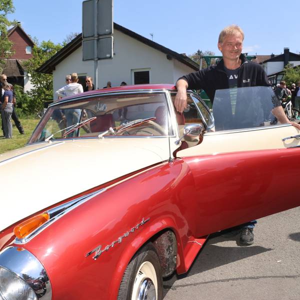 Ein Mann steht in der Türe eines alten Borgwart Isabella Cpupe.