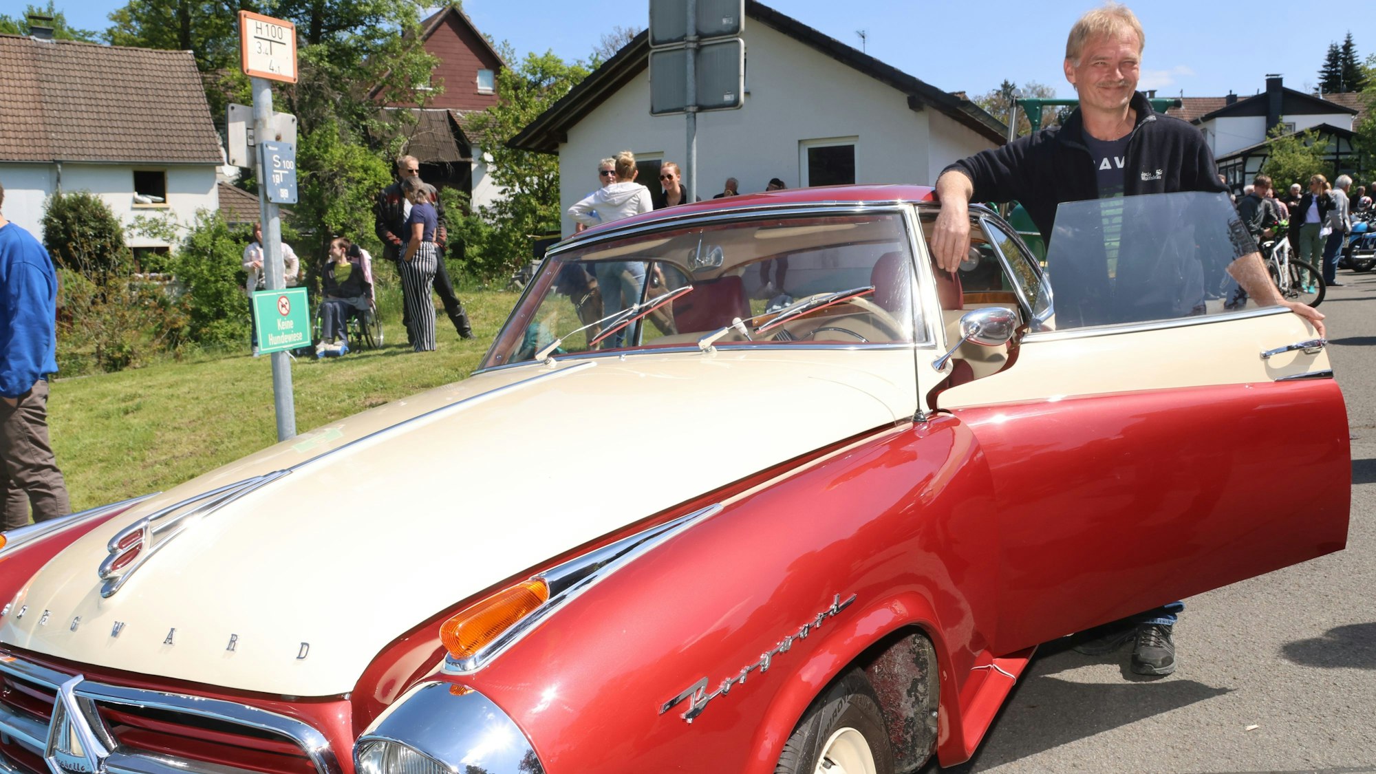 Ein Mann steht in der Türe eines alten Borgwart Isabella Cpupe.