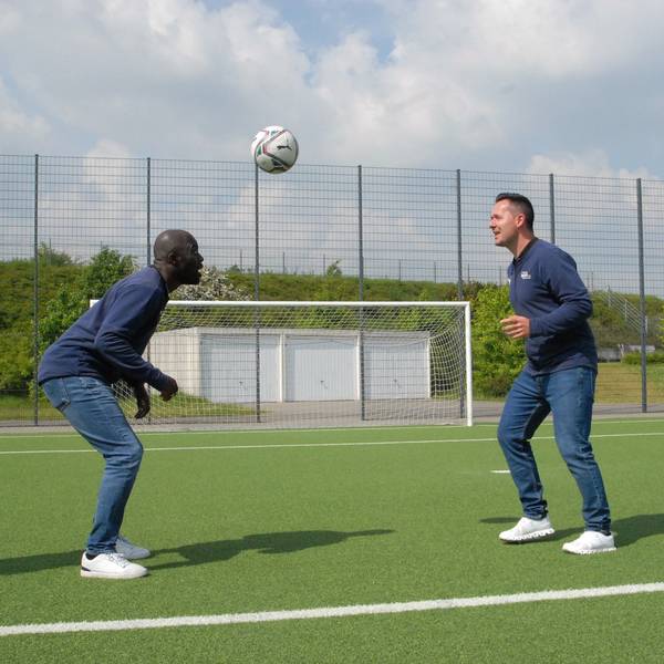 Hans Sarpei kommt für ein Fußballcamp für Kinder nach Blatzheim. Der ehemalige Bundesliga-Profi hat jedenfalls nichts verlernt. Hier ist er beim Kopfballspiel mit Peter Walocha zu sehen.