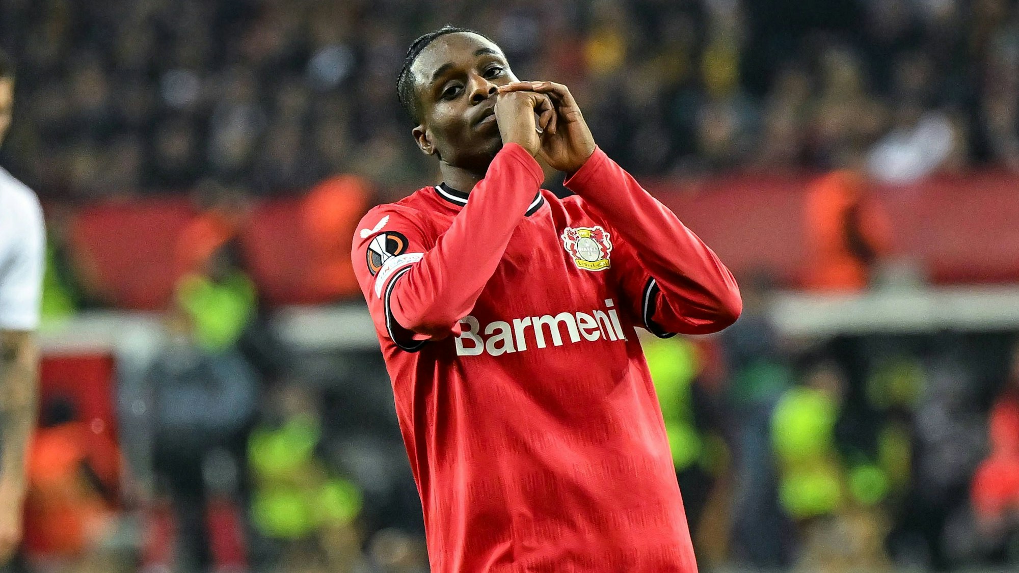 GER, Europa League, Halbfinale, Bayer 04 Leverkusen - AS Rom / 18.05.2023, BayArena , Leverkusen , GER, Europa League, Halbfinale, Bayer 04 Leverkusen - AS Rom im Bild / picture shows Jeremia Frimpong Bayer Leverkusen 30 schaut enttäuscht/enttaeuscht *** GER, Europa League, Semifinal, Bayer 04 Leverkusen AS Rome 18 05 2023, BayArena , Leverkusen , GER, Europa League, Semifinal, Bayer 04 Leverkusen AS Rome in picture picture shows Jeremia Frimpong Bayer Leverkusen 30 looks disappointed disappointed nordphotoxGmbHx/xTeresaxKroeger nordphoto00008