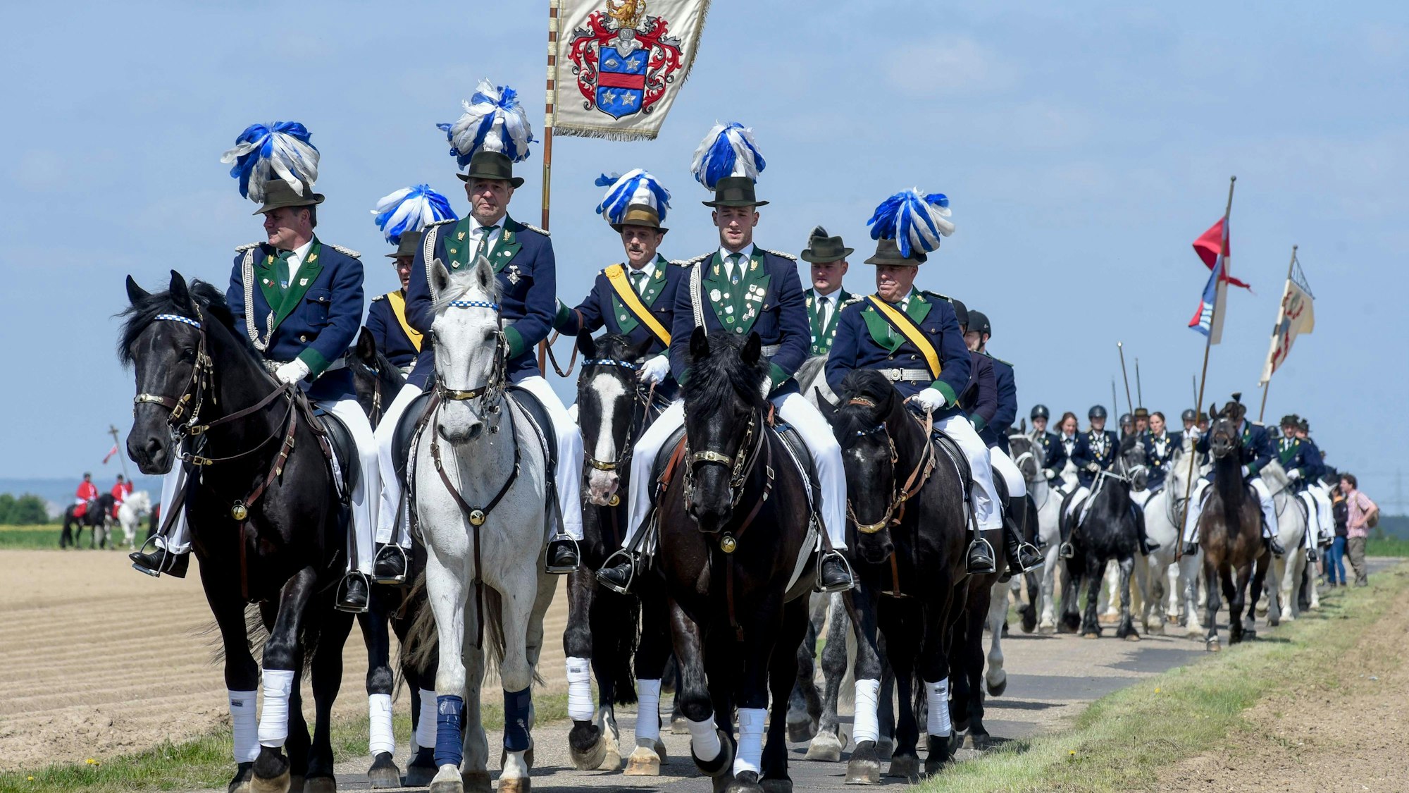 Zu sehen sind Reiter mit einer Flagge.