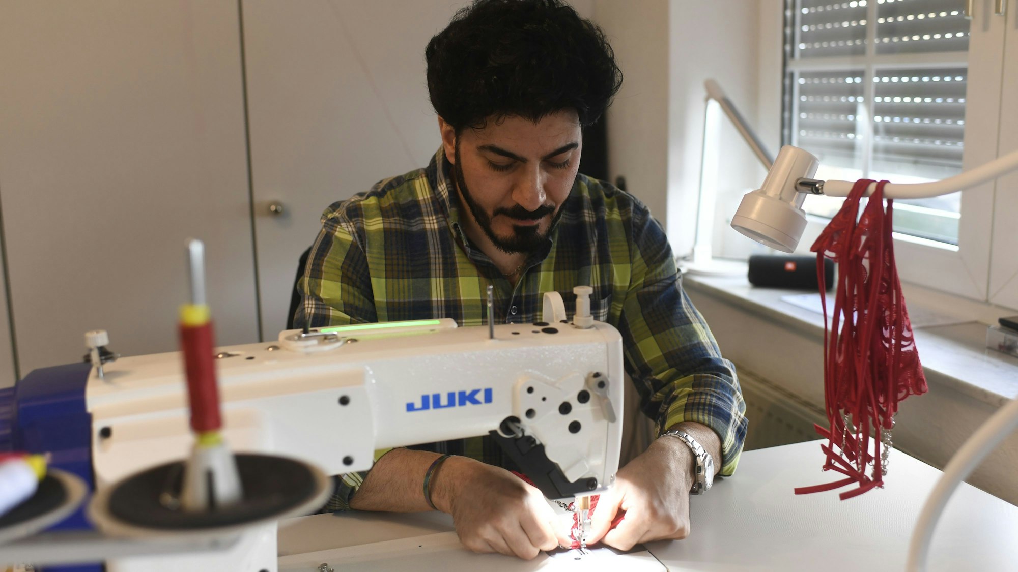 Kann nähen und Schnittmuster herstellen: Sherwan Rashid.