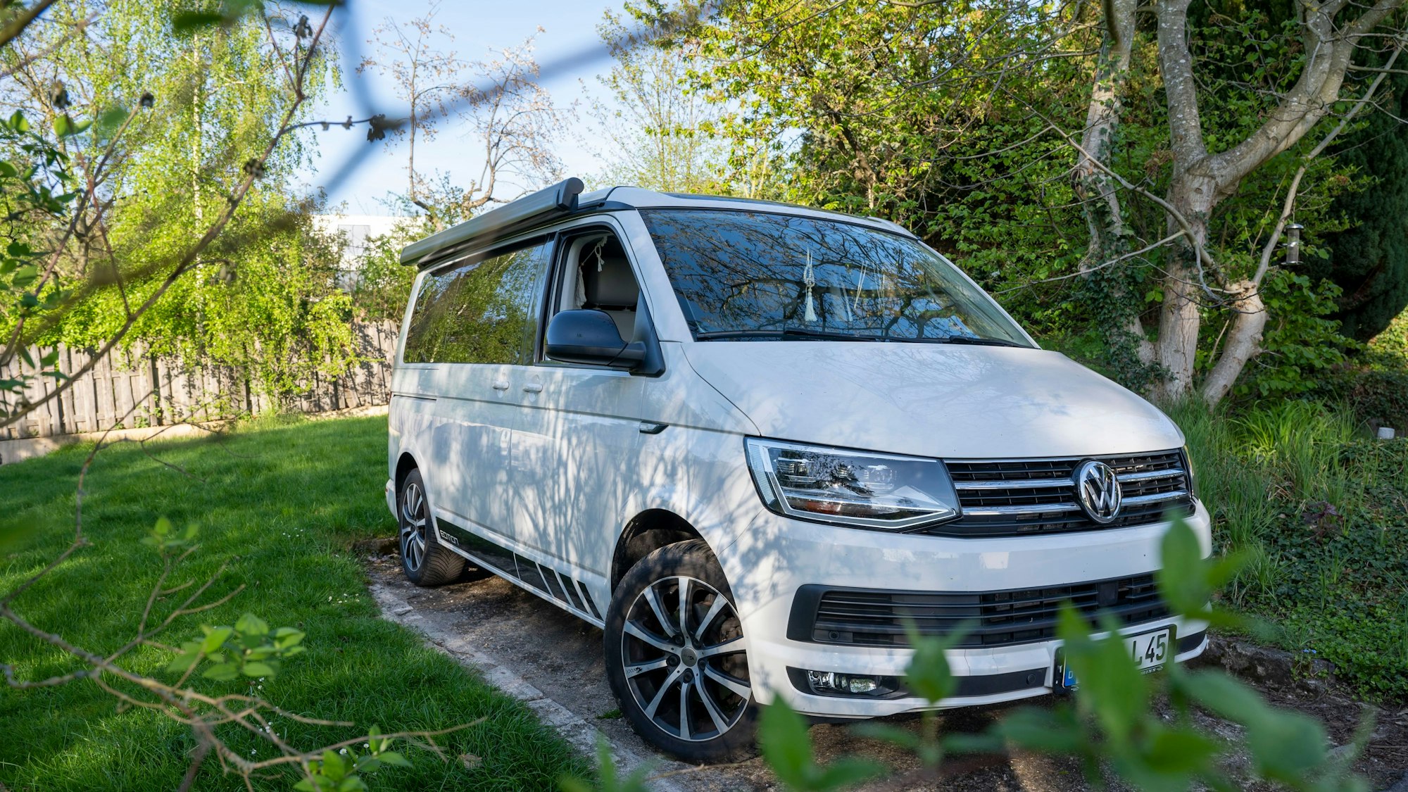 Der weiße VW-Bulli von außen