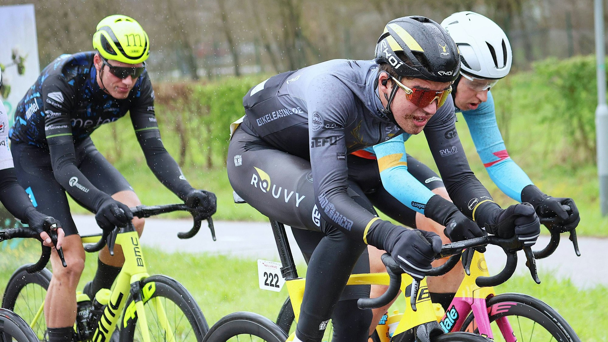 im Bild ist eine Gruppe von Rennradfahrern zu sehen.